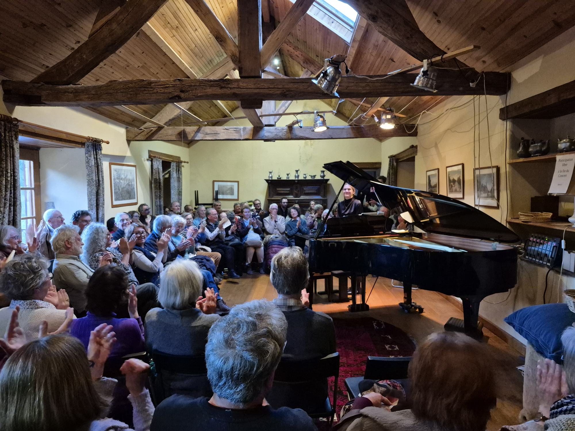 Ksenia Davnisaq joué Debussy, Chopin et Moussorgsky superbe!